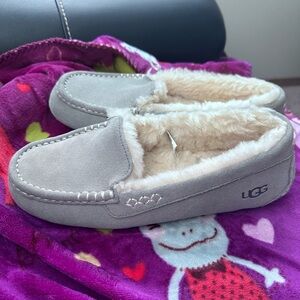 Size 8 greyish ugg ansley slippers in EUC